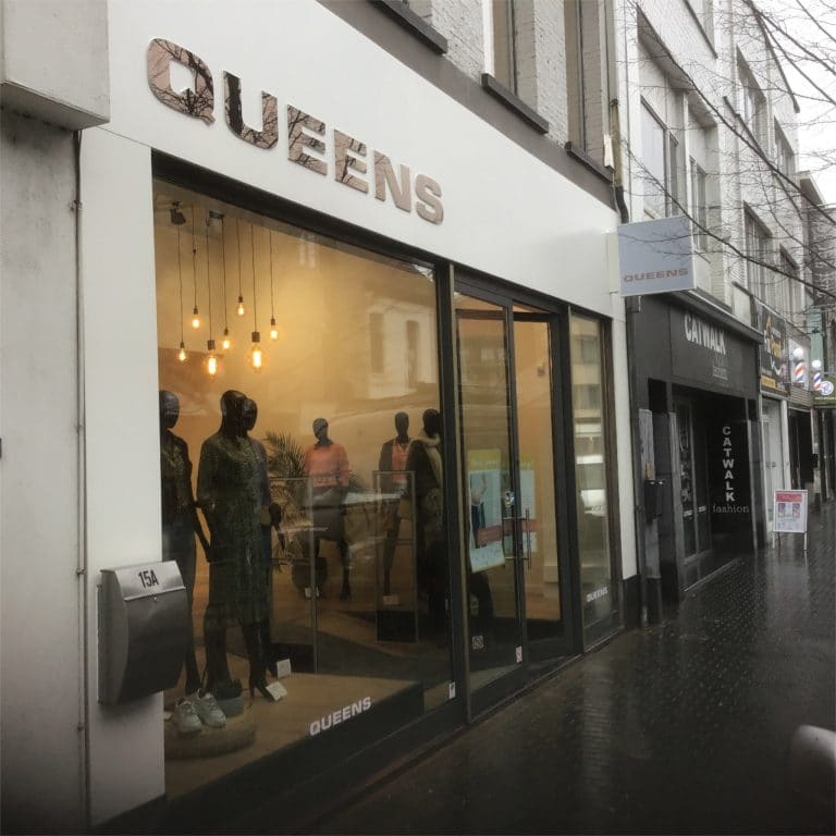 Queens freesletters- bronsspiegel - gevelaankleding