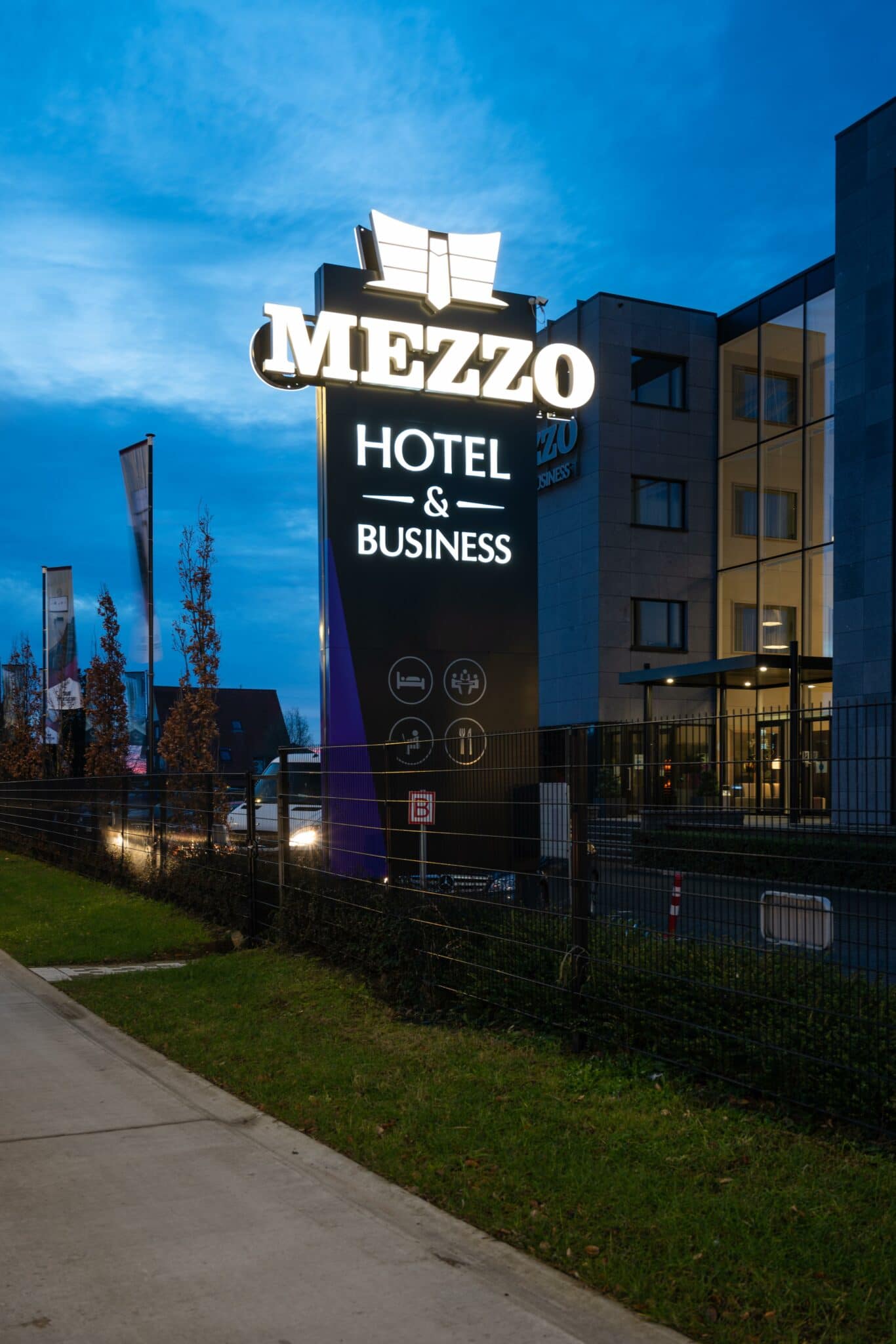 Mezzo - totem - verlicht - hotel - lichtreclame