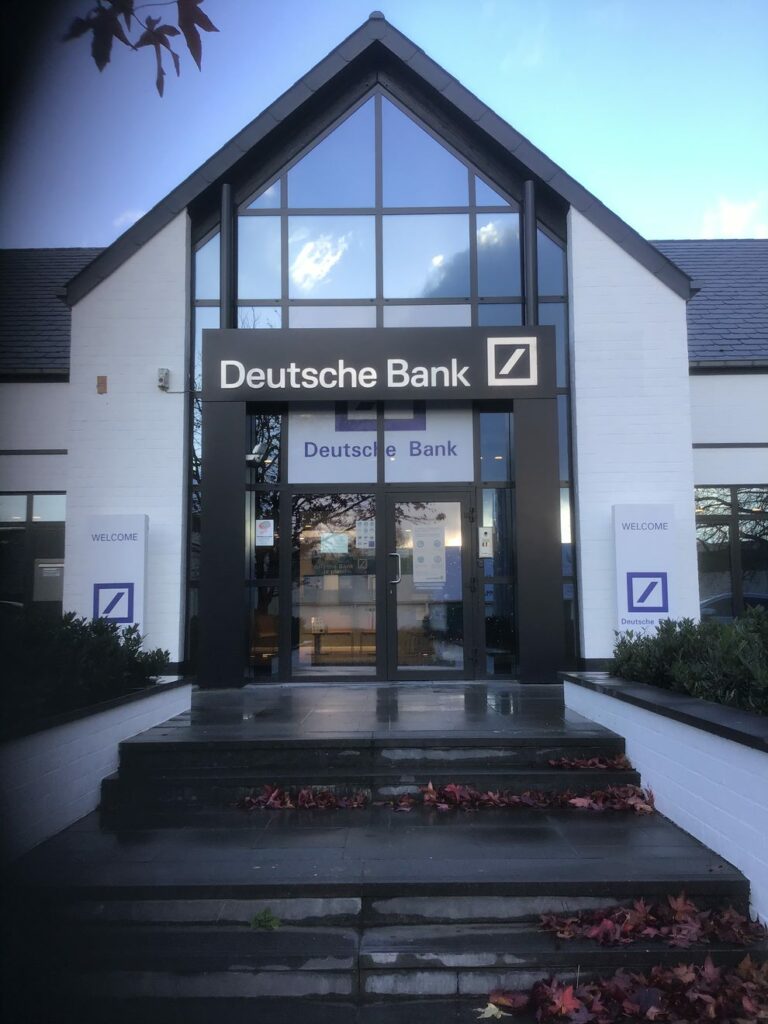 Deutsche bank - doorgestoken plexi - lichtreclame - gevelaankleding